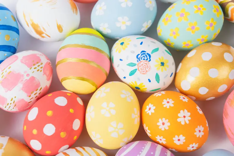 Vários ovos decorados e pintados para a páscoa