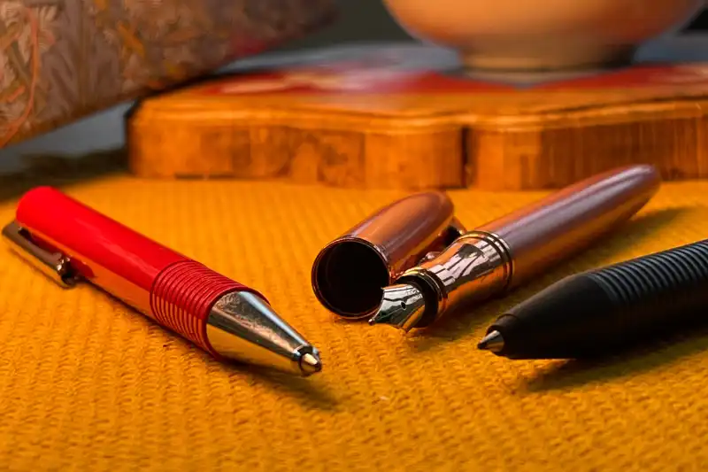 A diferença entre as canetas tinteiro, rollerball e esferográfica